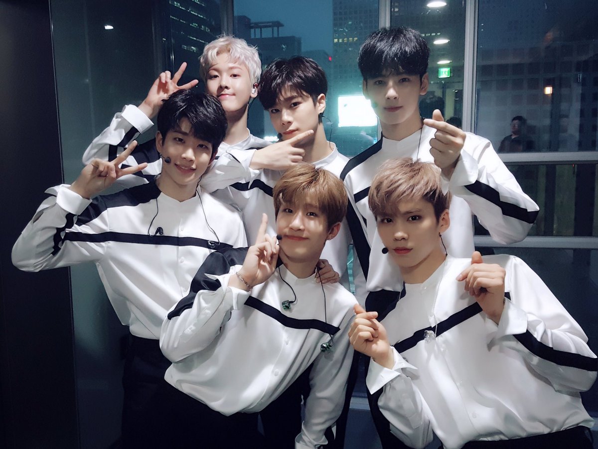 fantagiomusic_'s tweet photo. [#아스트로] 잠시 후 6시 30분부터 아스트로가 출연하는 SBS funE #더쇼팬PD 가 방송됩니다!😍 월요병 치료제 아스트로와 함께 본방사수!💜 https://t.co/Ba2W1z0jEl