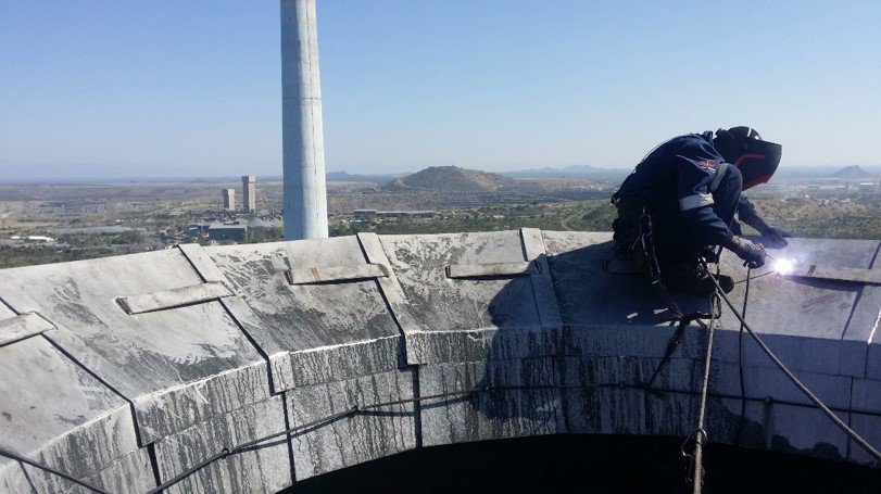 SkyridersZA's tweet image. Our #RopeAccess team repaired the steel lightning-protection cap on top of  a smokestack over 8 days. bit.ly/CappingPR #SkyProjects