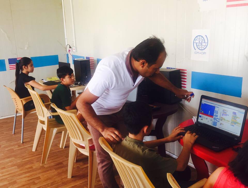 recodedofficial's tweet photo. Students working hard in Qushtapa Refugee Camp to finish off their SCRATCH projects before graduation! #NextGenTechLeaders #recoded @IOMIraq https://t.co/6OdbA1N24C