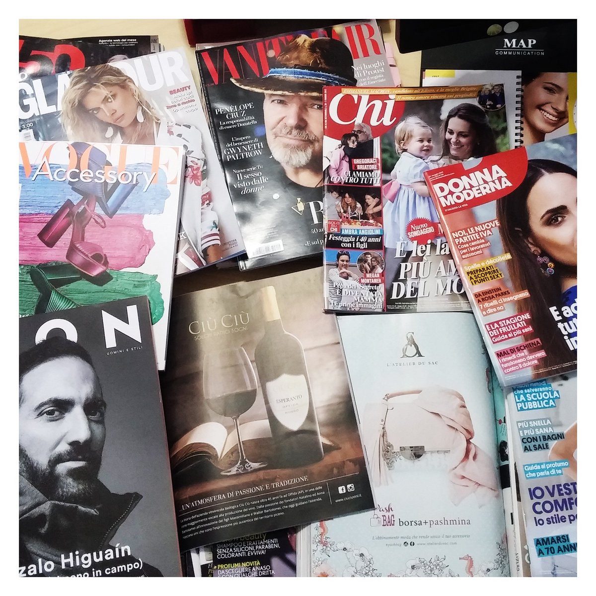 MAPcomm's tweet photo. Ecco cosa vi aspetta se entrate nel nostro ufficio MEDIA. Alert: PIANIFICAZIONE in corso! 😂📚 #MapCommunication #giornali #food #wine #moda https://t.co/lnHcPEJKbP