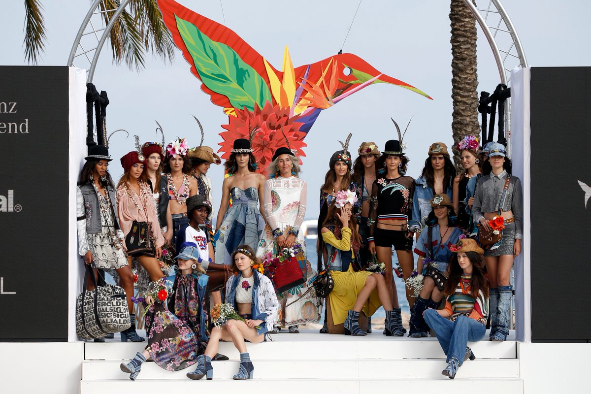 Gran éxito de la #MBFWIBIZA con #Alvarno #AndrésSardá #JorgeVázquez #TeresaHelbig y #Desigual <a href="/ushuaiaibiza/">Ushuaïa Ibiza Official</a> <a href="/MBFWMadrid/">MBFWMadrid</a>