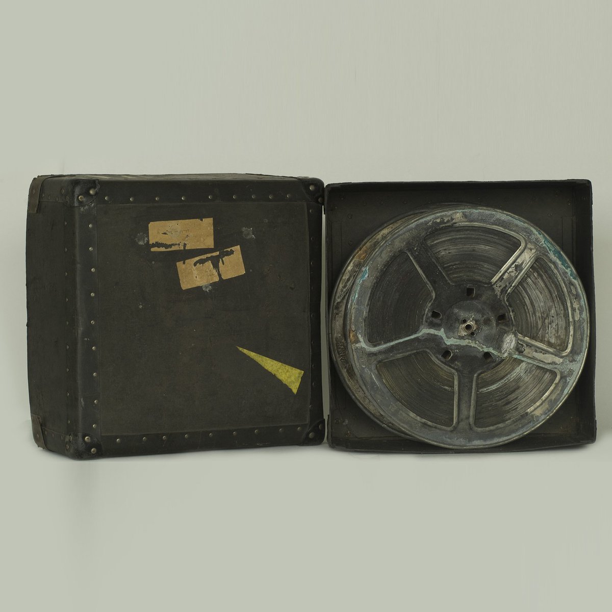 howartmuseum's tweet photo. #JosephBeuys, #TheSilence, 1974, 5 reels, galvanized, Reels 4cmx38cm dia
#dasschweigen #howartmuseum #howcollection https://t.co/84g9Hiis1r