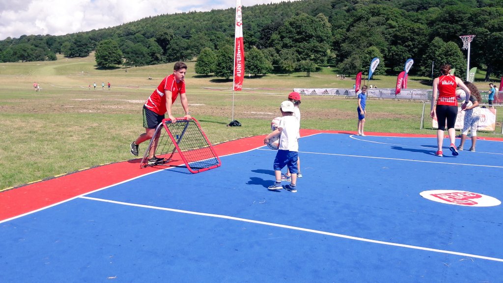 Uniquely_Local's tweet photo. Fab to see #netballanywhere @ChatsworthHouse for #VitalityMove with @J_Ennis
Great energy & vibe from @England_Netball @HumanRaceEvents https://t.co/7p5ftC56vZ