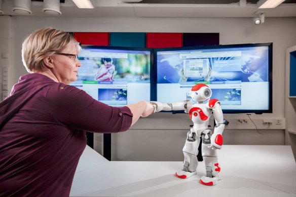 VTTFinland's tweet photo. Palvelurobotiikka tulee mullistamaan arkea ja työelämää, sanoo erikoistutkija @markeniem. #VTTBlogi #robotiikka https://t.co/pkA081UTpo https://t.co/baKnzixIUX