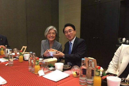 박수현 대변인과 함께 저녁 도시락에 컵라면을 추가한 강경화 장관