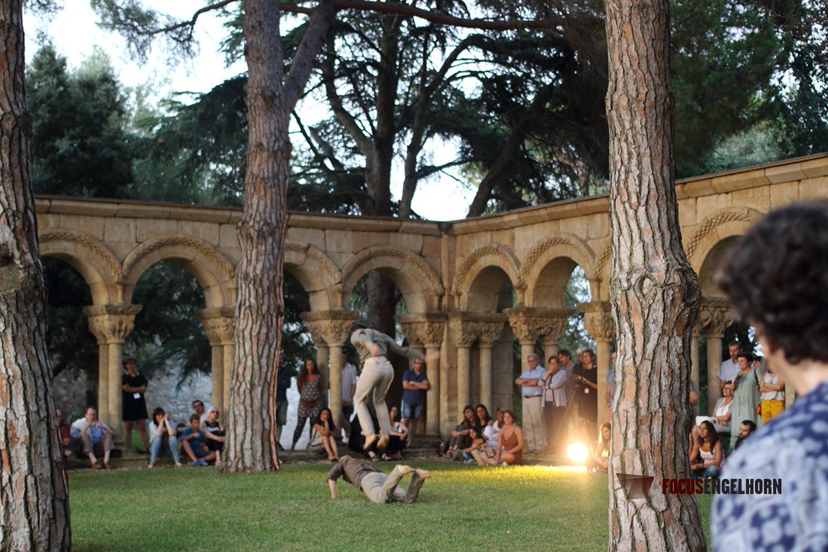 FocusEngelhorn's tweet photo. Per segon any consecutiu el Mas del Vent i el claustre s'han convertit en escenari del festival de dansa contemporània #ONADAnce #Palamós https://t.co/hNqksRYr3u