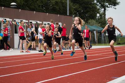 ds_Salland's tweet photo. AV Salland trots op atletiekbaan: ,,Een perfecte accommodatie voor ons. Functioneel, en geen luxe zaken. Precies… https://t.co/As2kjGg6dn https://t.co/q1oVF02TU6