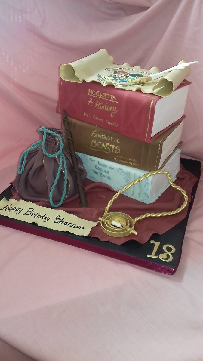 Dees_Cakes1's tweet photo. So this has to be one of my favourites so far. Crest by no. 1 daughter Éabha Campbell @jk_rowling #harrypotter #madeinmonaghan #irishcakes https://t.co/rKdJ4v2xFu