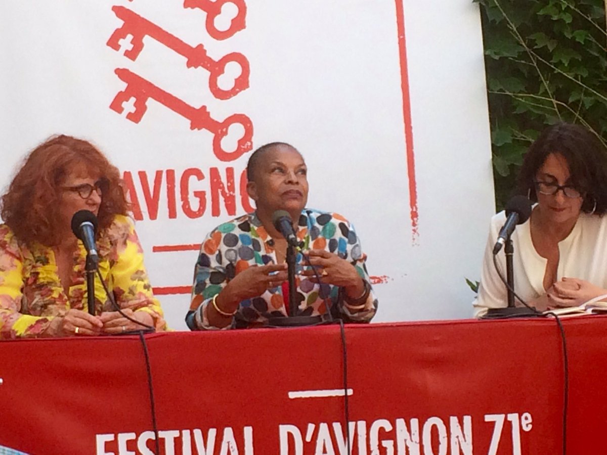 FestivalAvignon's tweet photo. C. Taubira "ces poètes me tirent d'affaire dans de nombreuses situations, ils surgissent. La poésie me rappelle aussi les beautés du monde." https://t.co/UNWXFqOvQv