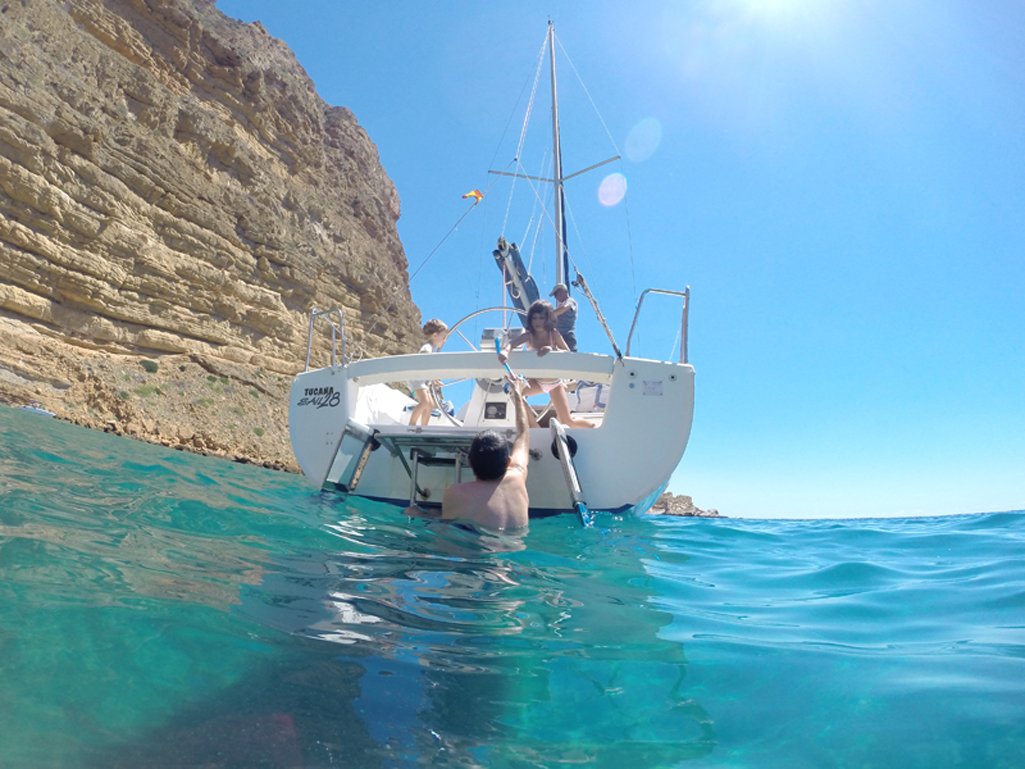 Descubre los secretos del acantilado en una ruta en velero con <a href="/Oxytours/">Oxytours</a> bit.ly/2u8USkz #tuplancostablanca