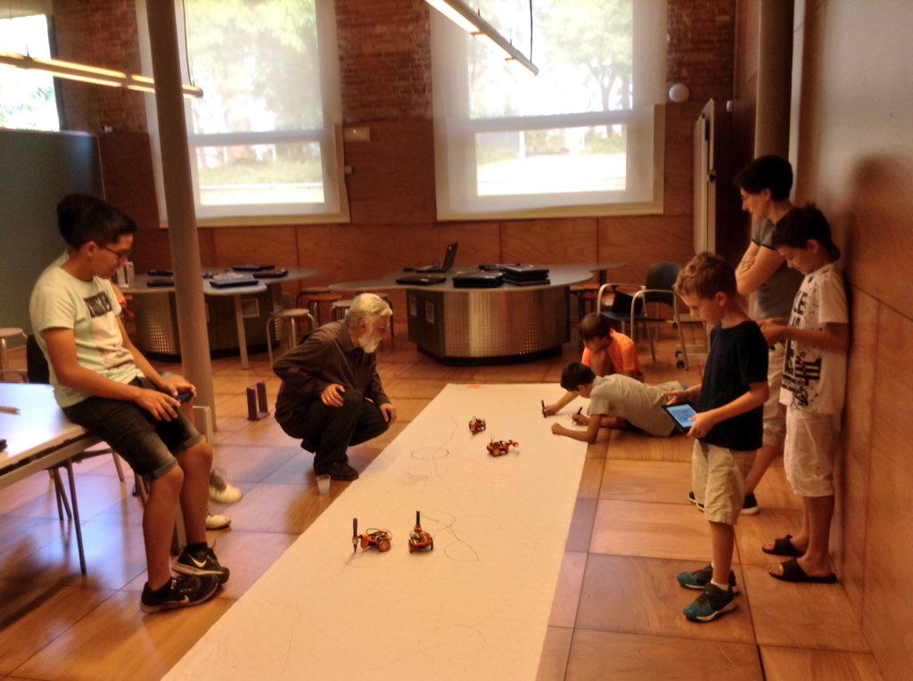 citilab's tweet photo. Després d'aprendre #robòtica i #programació, els participants del #Tecnoestiu pinten un mural amb l'ajuda dels #robots #Dibot https://t.co/wPuFr3tvmW