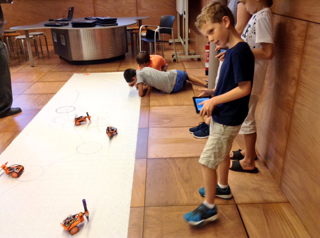 citilab's tweet photo. Després d'aprendre #robòtica i #programació, els participants del #Tecnoestiu pinten un mural amb l'ajuda dels #robots #Dibot https://t.co/wPuFr3tvmW
