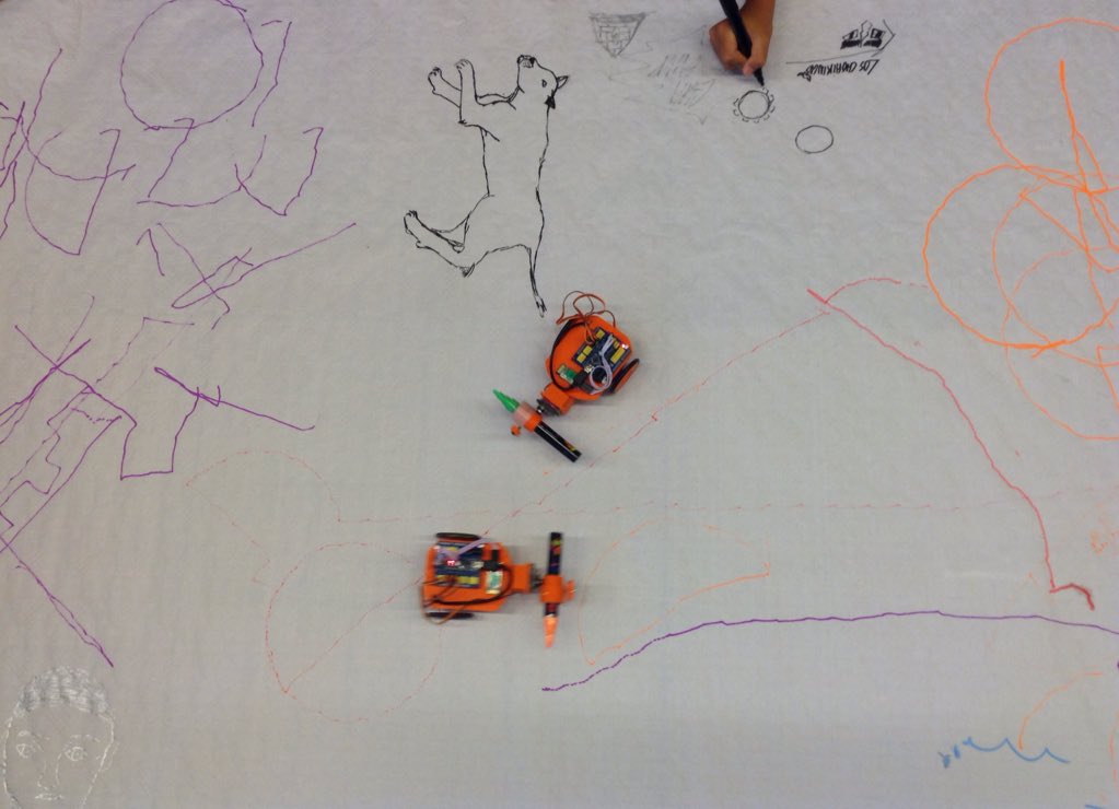 citilab's tweet photo. Després d'aprendre #robòtica i #programació, els participants del #Tecnoestiu pinten un mural amb l'ajuda dels #robots #Dibot https://t.co/wPuFr3tvmW