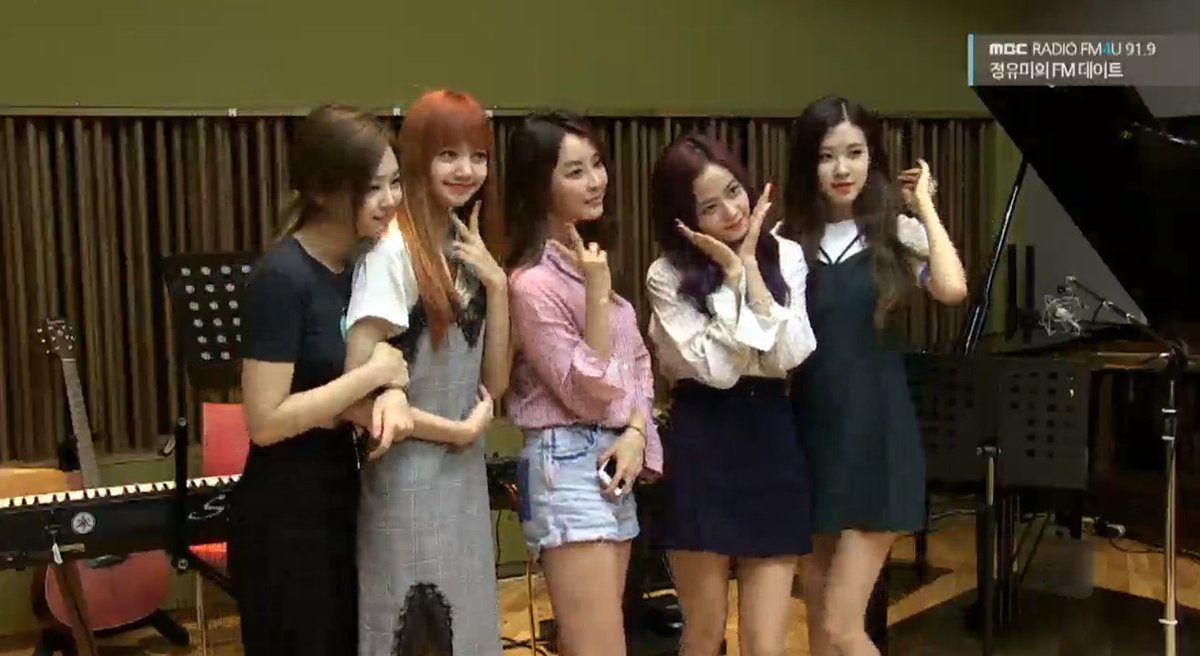 janxlalice_BP's tweet photo. รายการจบแล้วค่ะ ตอนถ่ายรูปเราเห็นนะเจนนี่แอบเขย่งเท้าใหเท่าลิซ555555555 https://t.co/2PXV9K101U