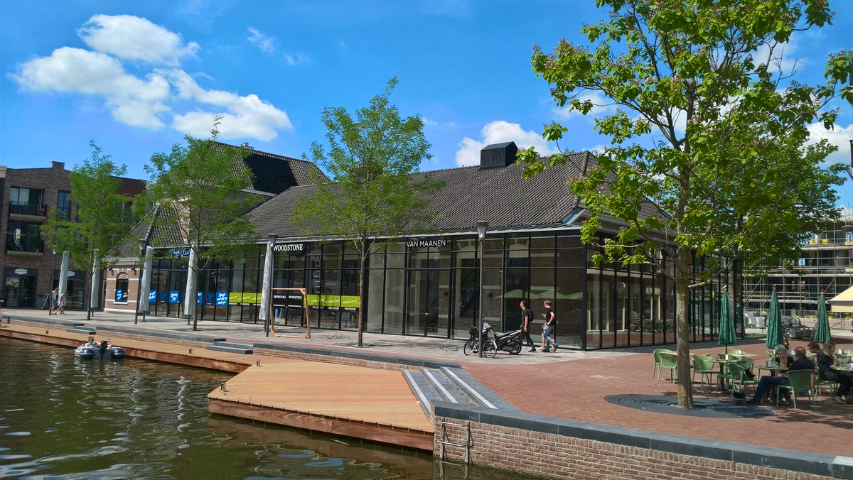 DuChatinier's tweet photo. Van de andere kant bekeken zie je ook hoe mooi ons stadshart Lage Zijde @gemeenteaadr wordt. Zie ook de teksten op de randen van de bruggen. https://t.co/y49BgCzqJI