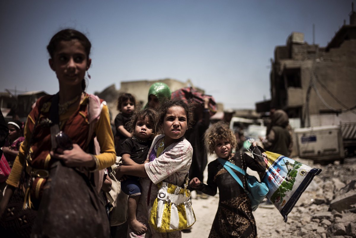 IDPs take advantage of temporary break in fighting to escape the front lines #mosuloffensive #battleformosul #iraq #conflict #photjournalism