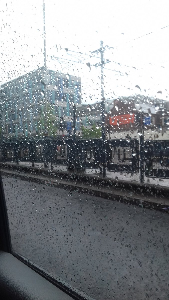 harrietlcsmart's tweet photo. Oh hey rainy Sheffield #NoMoreSunForMe #byeSpain https://t.co/7UvCoVIeJB