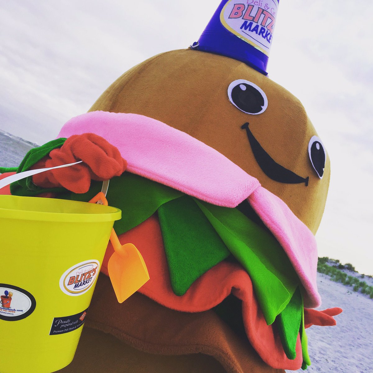 blitzsmarketoc's tweet photo. What? You never saw a Cheeseburger on the beach before? 😍🍔😍#blitzsmarketocnj #workingonmytan #justpassingthrough #hamburgersonthebeach https://t.co/Kr2LUIE5o3