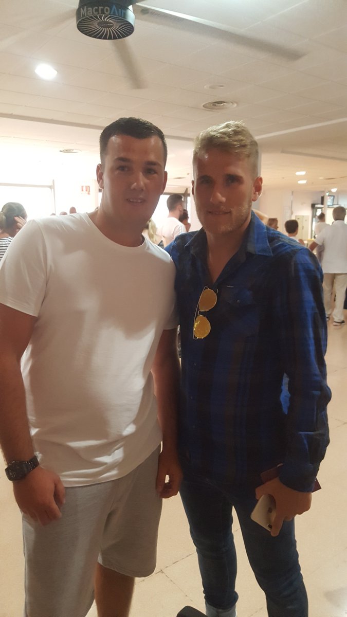 pablo_hescobar's tweet photo. @PhilHayYEP in malaga airport signing today for #lufc https://t.co/gzH9F7S49M