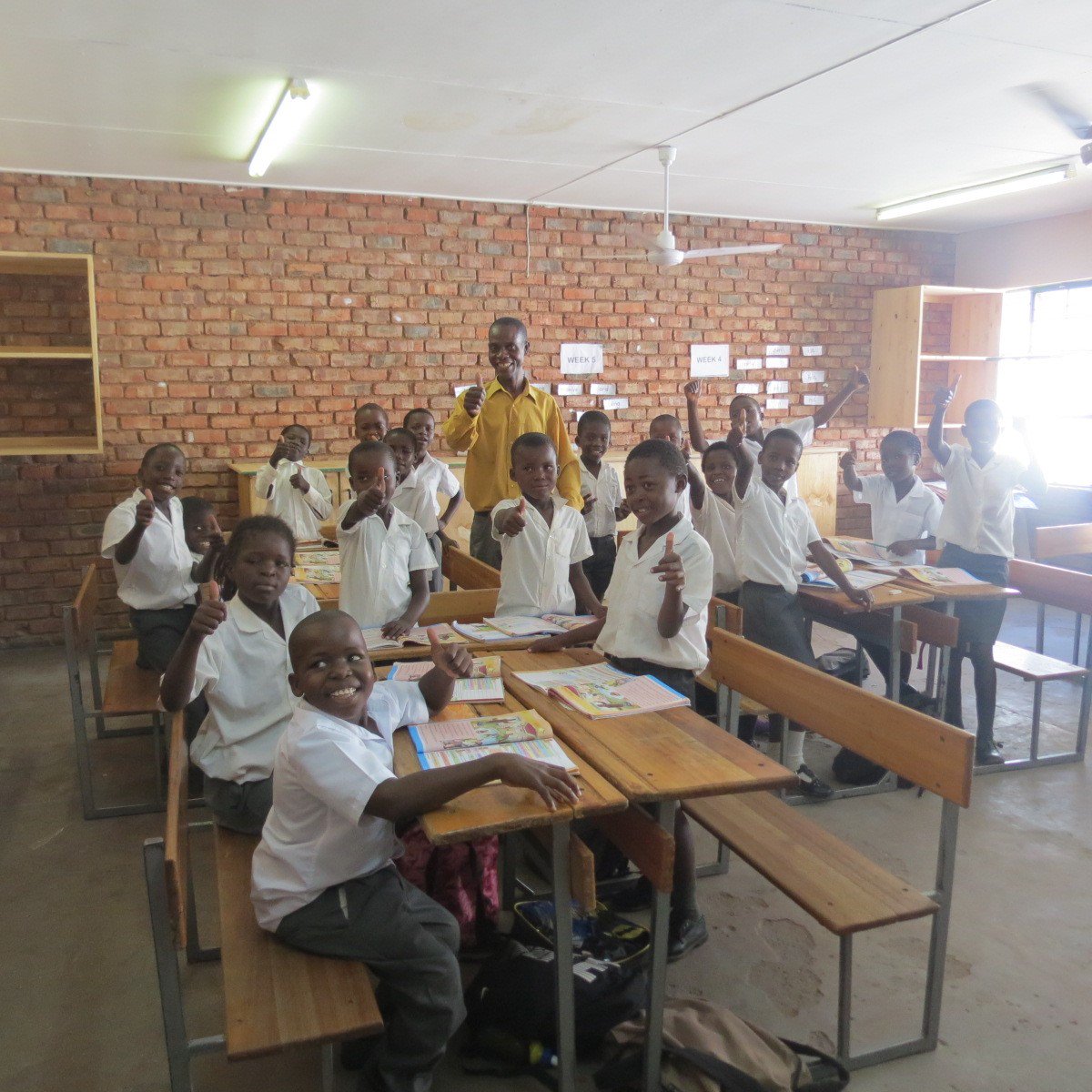 ChangeNewsZA's tweet photo. Farm irrigation foreman trades orchads for inside of a #classroom: he lends helping hand to local school in #Limpopo #HopePrimary #SIZA #CSI https://t.co/zUyPkebsgT