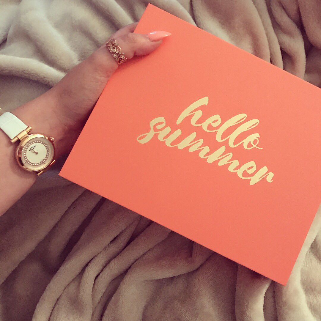RebeccaLace2's tweet photo. When your Glossybox matches your nails 💅🏼 making Monday a little better! @GlossyboxUK #glossyboxuk #hellosummer #love #treatyourself https://t.co/ZVYoKIm5VC