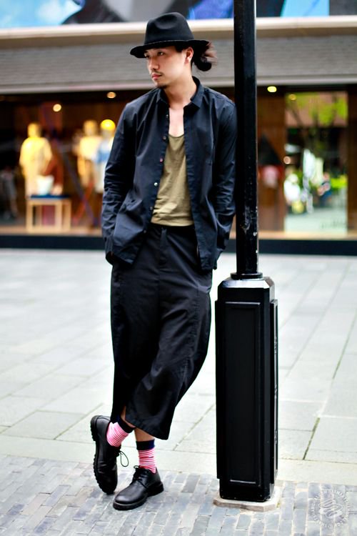 yicaichina's tweet photo. #Shanghai July 2017 #streetstyle #socksandsandals in here #GMCFOSHO would approve. We love the kinky librarian pic 3 https://t.co/9HqBKvSbNa https://t.co/5kWArWyPQP
