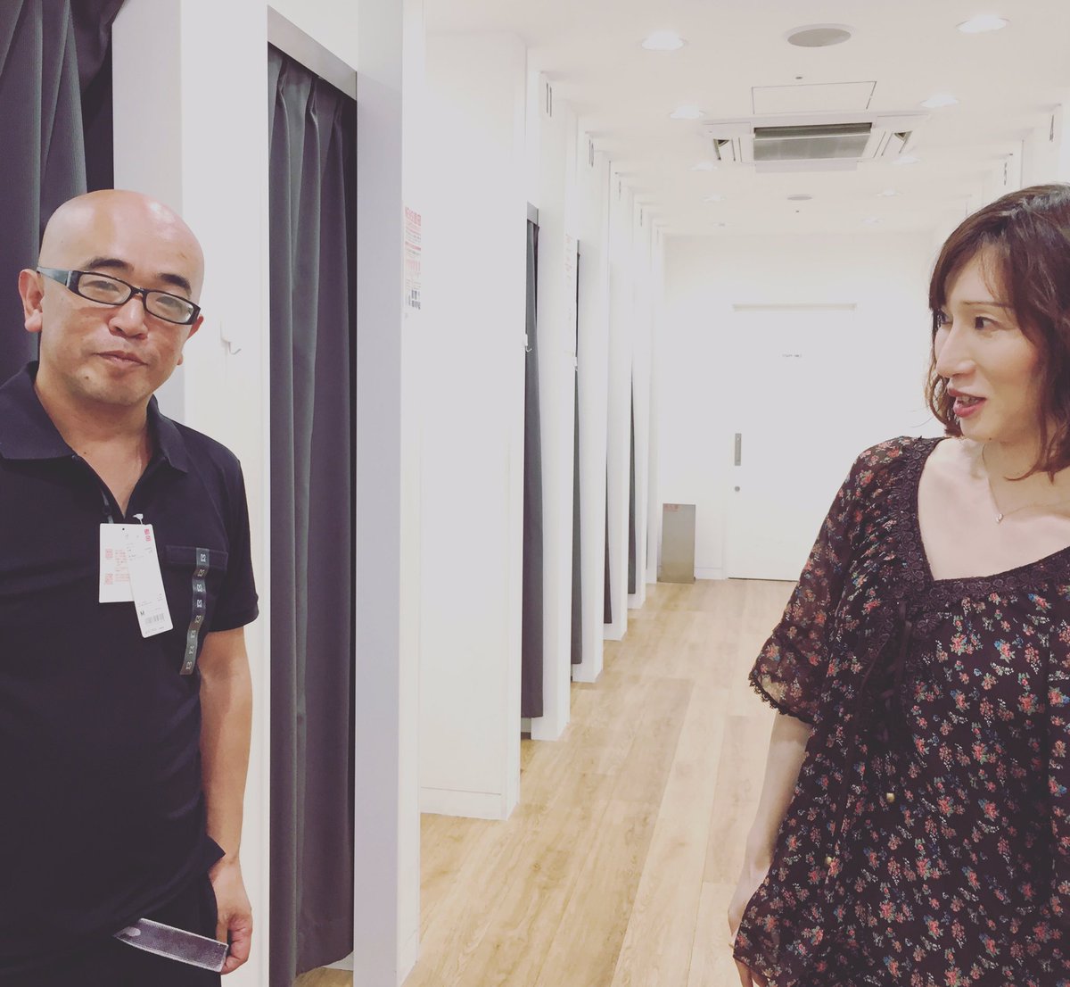 山本桜子 Di Twitter 服装に構わなすぎるとの批判を受け よしこ画伯akaゆーさんにメガネと服を見立ててもらう外山恒一