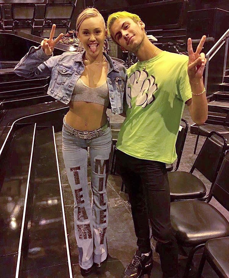 TwinkleSmiler's tweet photo. Miley created some looks for season 13 of 'The Voice' with designer Christian Cowan.
Can't wait to see the rest!
#TeamMiley
#MileyFact https://t.co/SuYvv82reG