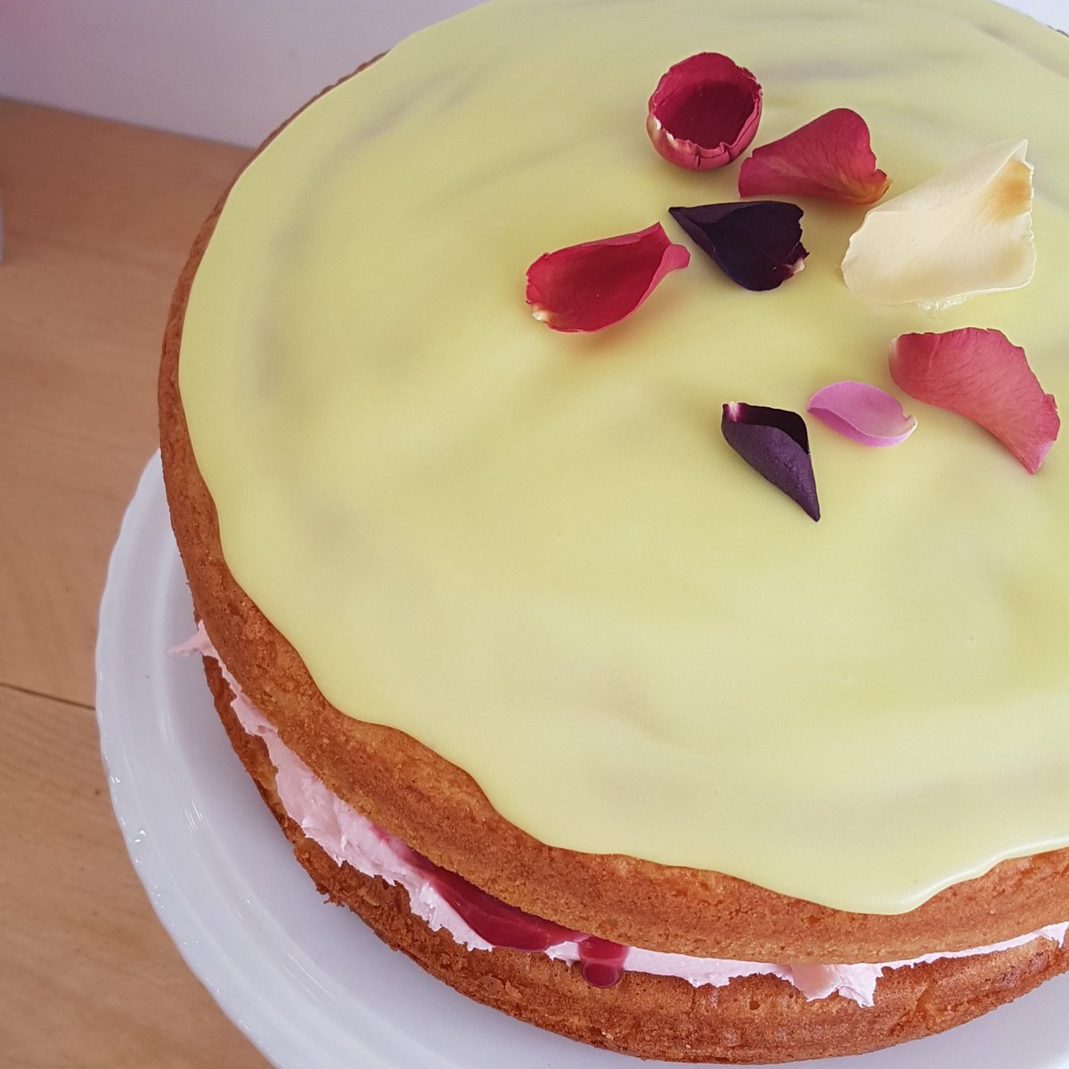 bakemydayee's tweet photo. LEMON ROSE & RASPBERRY CURD
#homemadecurd #raspberrycurd #lemonandrose #bakemydayee #bmd #castleford https://t.co/FnQ7ILLlOm
