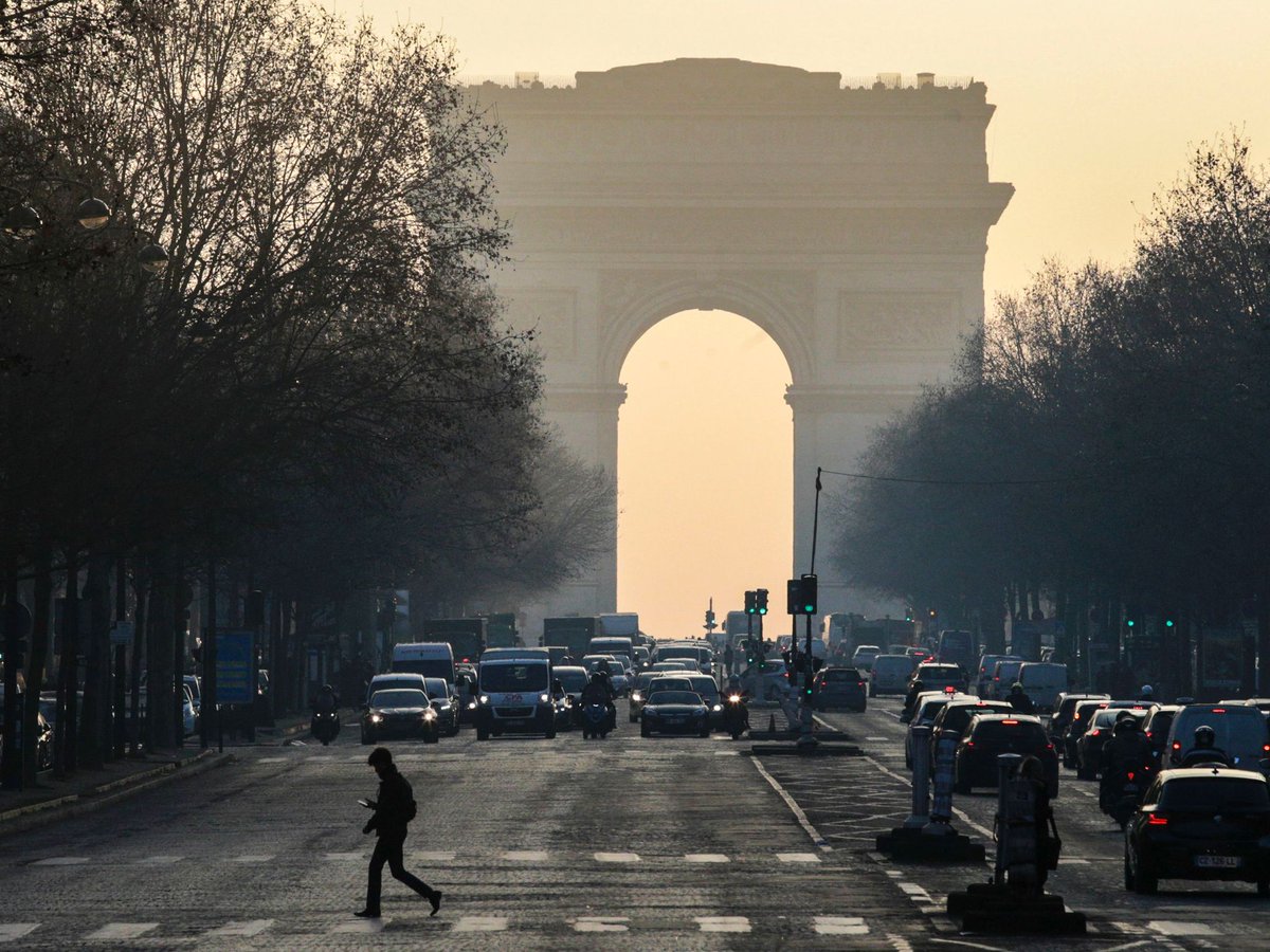 seesense_cc's tweet photo. France is banning all petrol and diesel vehicles https://t.co/S0uvHxLUHB https://t.co/24pfnrcEzf