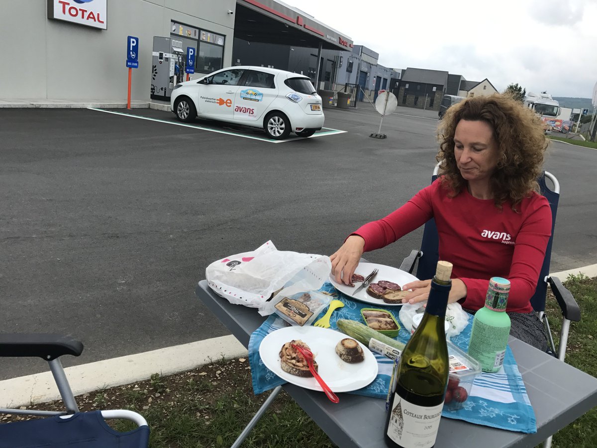 arjanhar's tweet photo. Roadside lunch. Energie voor auto en team #evrally https://t.co/AdcLCl10Hl