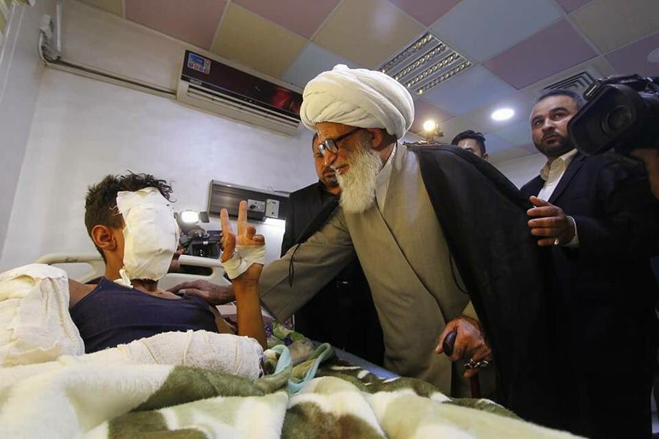 alsistanei's tweet photo. سماحة المرجع الشيخ بشير النجفي يتفقد عددا من عوائل شهداء الحشد الشعبي ��القوات الامنية وعددا من الجرحى الراقدين في المستشفى
#اعلان_يوم_النصر https://t.co/g8bS8U1YjH