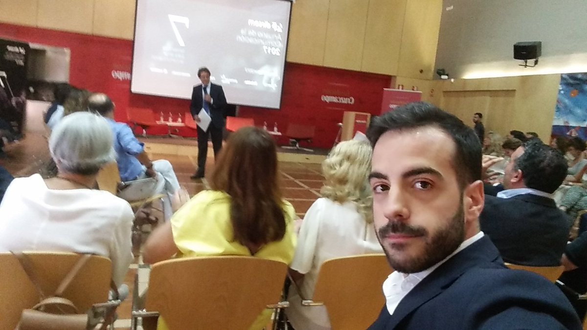 markatento's tweet image. Presentación del #AnuarioDircom2017 por Jorge Paradela, Dir. de RR. CC. Heineken España y abanderado del nuevo @DircomAND. Interesante!