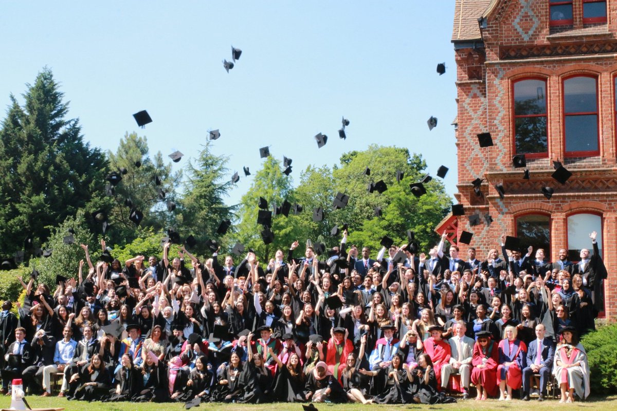 UniofReading's tweet photo. Get the full wrap-up from 2017 summer graduation, featuring our new favourite Very Important Pup: https://t.co/mwNvLfcz28 #RdgGrad https://t.co/UxAeBx54TM
