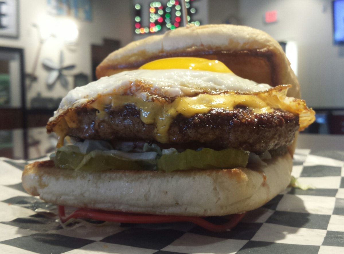 lboeburgers's tweet photo. BurgerMonday!! 1/2#Hamburger, 4.95. Add $1 for each add't'nal premium toppings. (Pic:Classic w/American&amp;fried egg, 6.95) $3HouseMargaritas! https://t.co/fj8Y3RY4x9