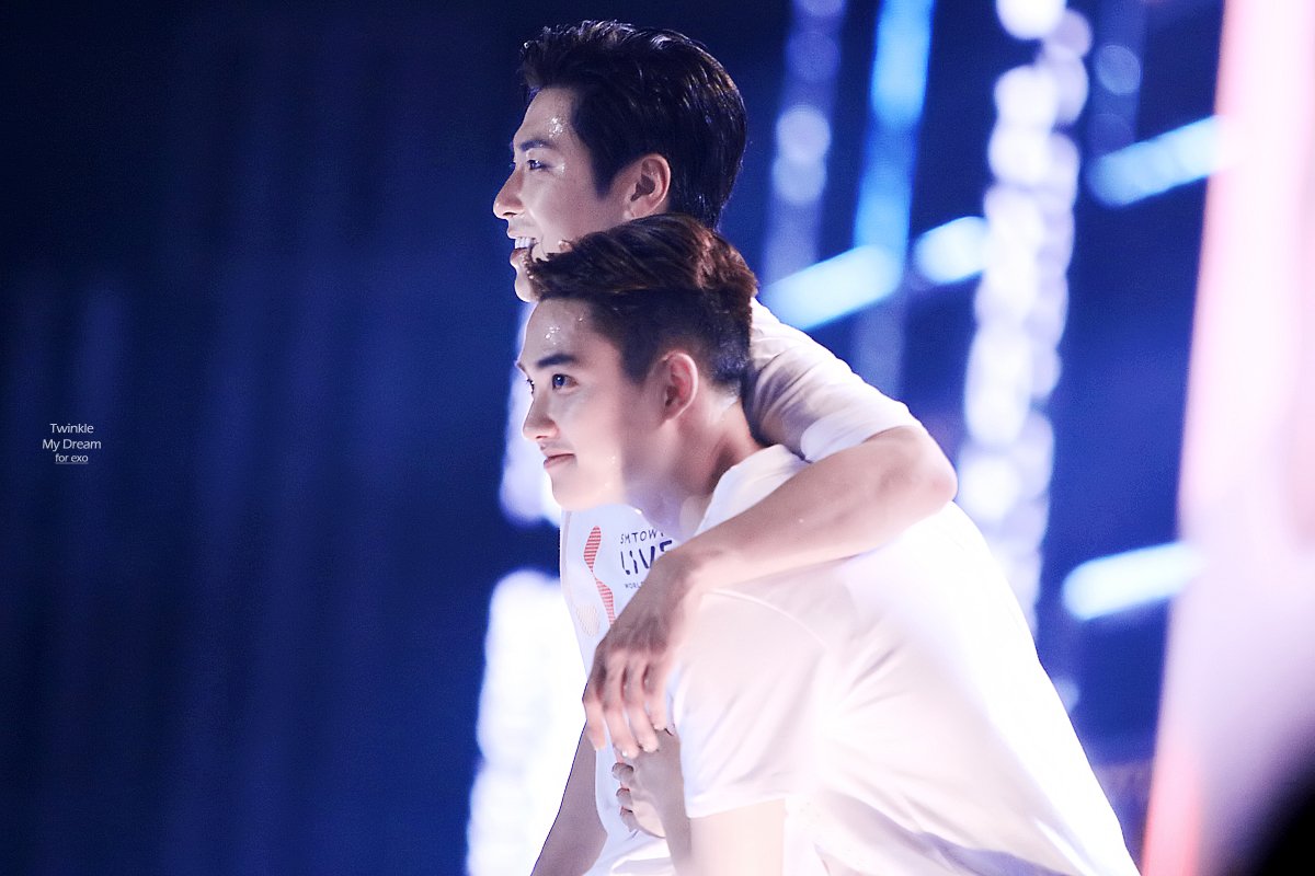 twinklemydream's tweet photo. 170708 SMTOWN LIVE IN SEOUL SMT 엔��� 디오
본무대에 서있던 경수에게 먼저 손내밀어준 윤호님
잘생김+잘생김=매우 좋은것'ㅅ'♥
https://t.co/S94XgZMOBn https://t.co/aYE0asqFsQ