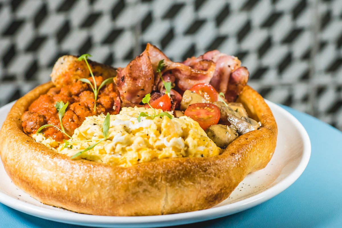 ZonaN16's tweet photo. #Weekend Wonder! ✨ If a full english breakfast just isn't quite full enough for you, supersize it inside a giant yorkshire pudding!🍽😊 https://t.co/wHn9iI9nsh