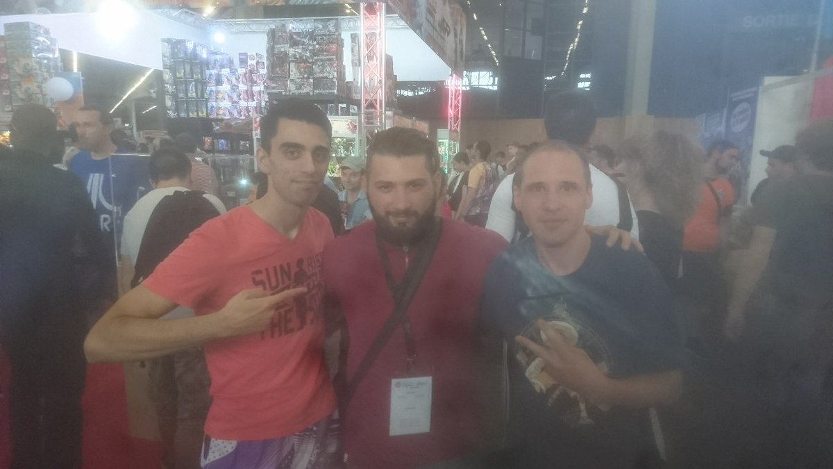 ManuDMonkey's tweet photo. Salut à tous. Petit achat de 4 jours de Japan Expo  et rencontre super avec le #LeDok Raky de la #Kroosty Crew et de Cyril de #TsumeArt. https://t.co/6NmDMR1Va7