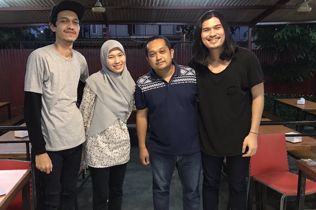 Selamat datang perkenalkan manager baru saya baju biru tua dan ada batiknya sedikit "doni bagol" selamat menjalani tugas bang..bismillah..