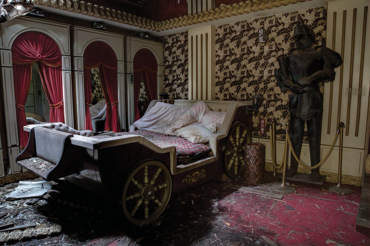 Photographer captures eerie snaps of Japan's abandoned places including theme parks, love motels and strip clubs mirror.co.uk/news/gallery/p…