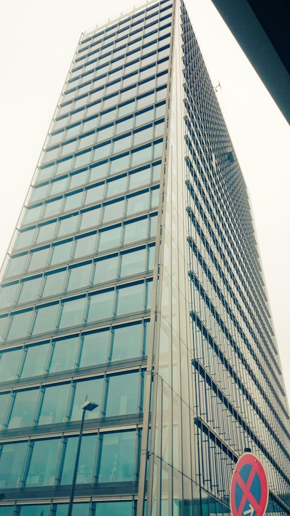 LisSchroe's tweet photo. Im nächsten Leben schwindelfrei. Frühjahrsputz am #wesertower in #Bremen https://t.co/c5FxBhSEbZ