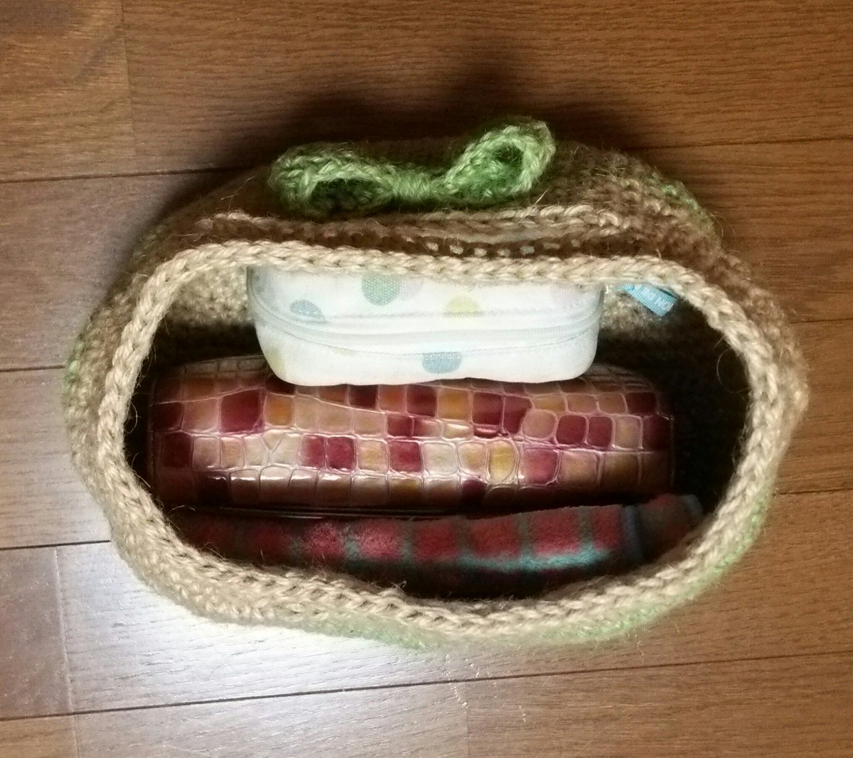 choko51999192's tweet photo. 麻紐バックを編んでみました❗❗
何も付けないと寂しいのでリボンを編んで付けました😄
小さそうに見えるけど、意外と物は入ります😉❗ https://t.co/VwEQAoQt0K