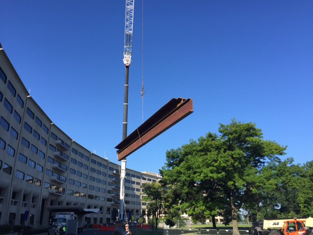 Pyr_ConstructSI's tweet photo. The Big Crane working the over the weekend at @PennStHershey on the Emergency Department Expansion. #heavylifting #pyramidproject https://t.co/pQieaKGsVc