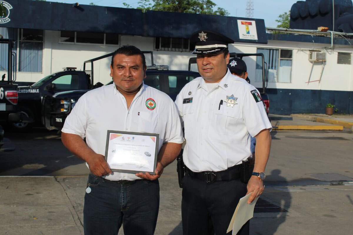 SSPCTabasco's tweet photo. Entrega SSP a través del Comisionado #JCVG reconocimiento al Radio Club Banda Civil de Tabasco A.C. Rescate Canal 11, por su labor altruista https://t.co/EEpYtI0P8A