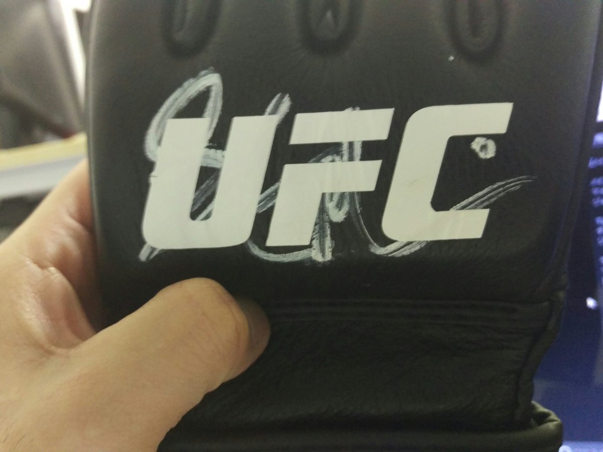 ぱるば 浪速のポッキー 現ufcヘビー級王者スタイプ ミオシッチ 現地で購入したufcグローブにサイン貰いました Ufc213 ぱるば 浪速のポッキー 現ufcヘビー級王者スタイプ ミオシッチ 現地で購入したufcグローブにサイン貰いました Ufc213