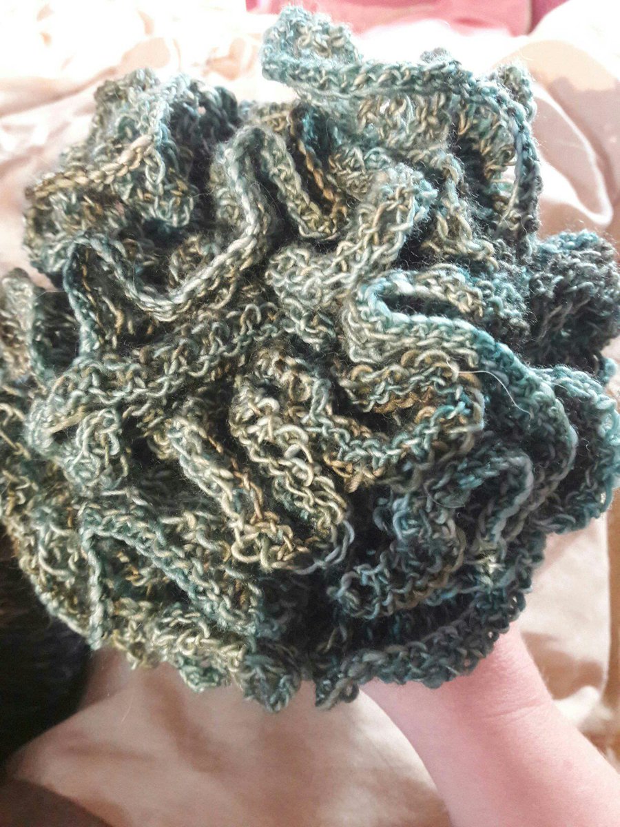 A bouquet of ruffles 🐑🙃
.
#knitters #knittersofinstagram #knitteratti #iloveknitting #handknit #ruffles #shawl