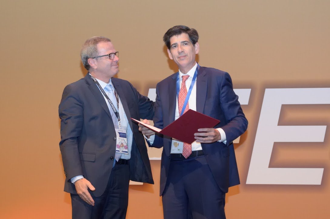 drfpinal's tweet photo. .@drfpinal homenajeado en Budapest por su contribución a la formación de cirujanos europeos de mano https://t.co/hvDaDPW2Xy #fessh2017 https://t.co/UgVfNsLQUf
