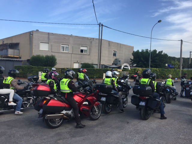 Speedwayfr's tweet photo. Le #SpidiTour, en partenariat avec @Motomagcom, a fait une halte devant notre magasin d'#Aubagne le week-end dernier ! #moto https://t.co/VmmPJj7qsd