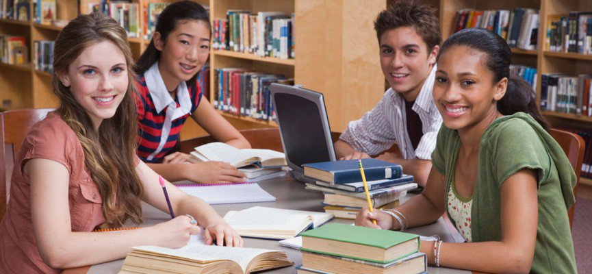 Креативный преподаватель. Go to lessons. Go to lessons. Скучающие студенты. Студент за партой.