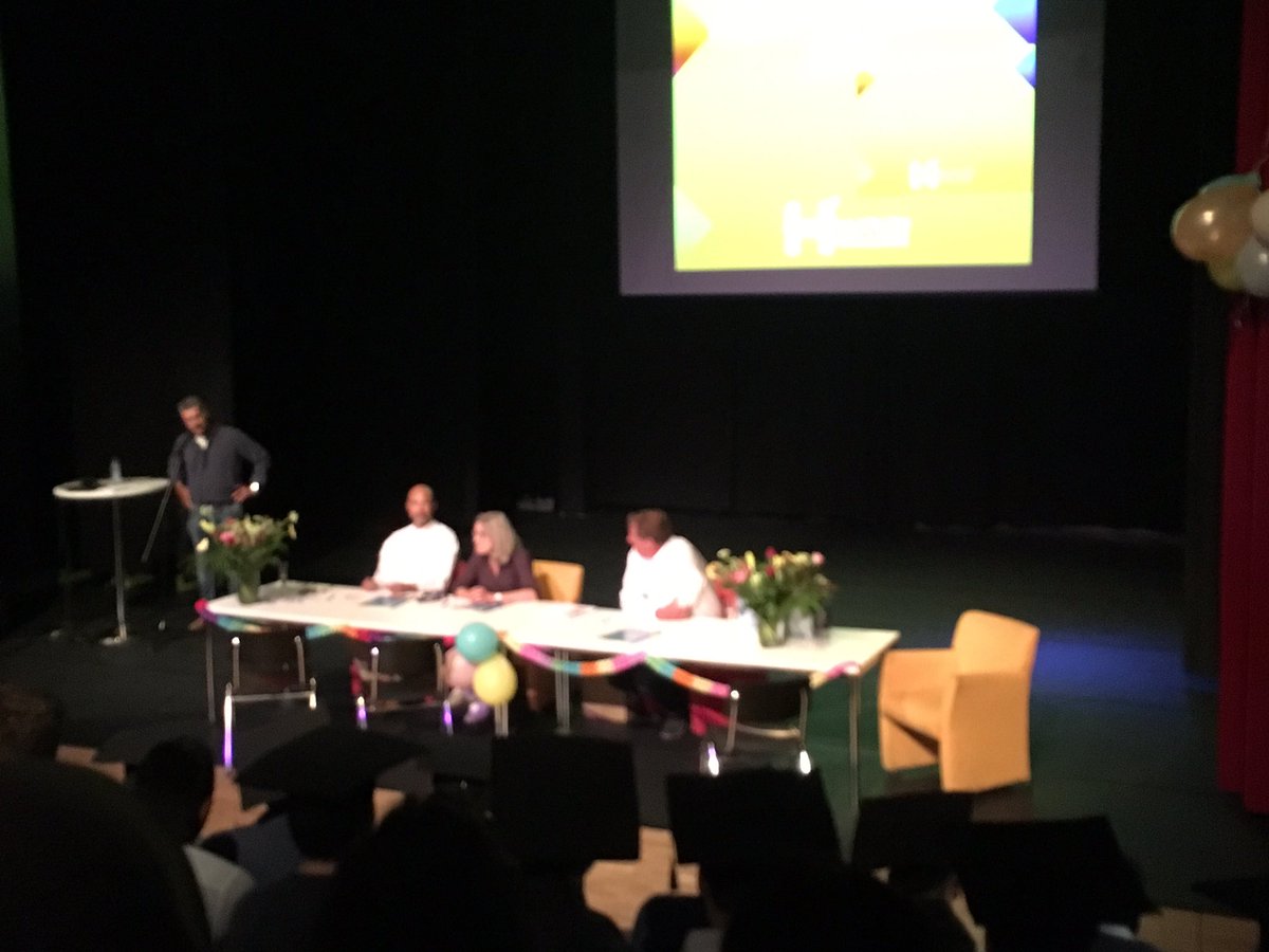 De diploma-uitreikingen op het Haarlem College zijn begonnen. Nogmaals van harte gefeliciteerd!